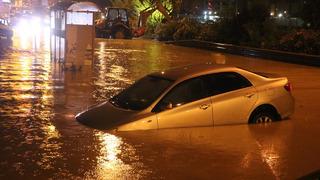Turuncu kodlu uyarı verilmişti! Hatay'da şiddetli yağış... Caddeler göle döndü, araçlar suya gömüldü