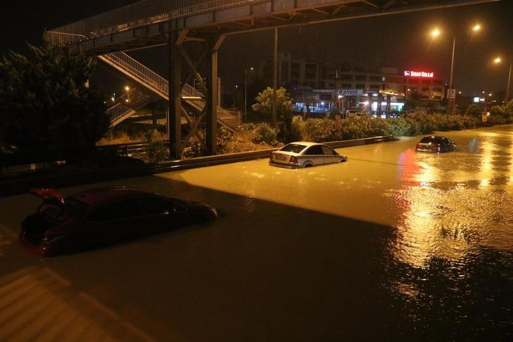 Turuncu kodlu uyarı verilmişti! Hatay'da şiddetli yağış... Caddeler göle döndü, araçlar suya gömüldü 728xauto