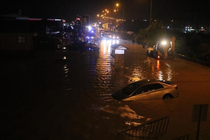 Turuncu kodlu uyarı verilmişti! Hatay'da şiddetli yağış... Caddeler göle döndü, araçlar suya gömüldü 728xauto