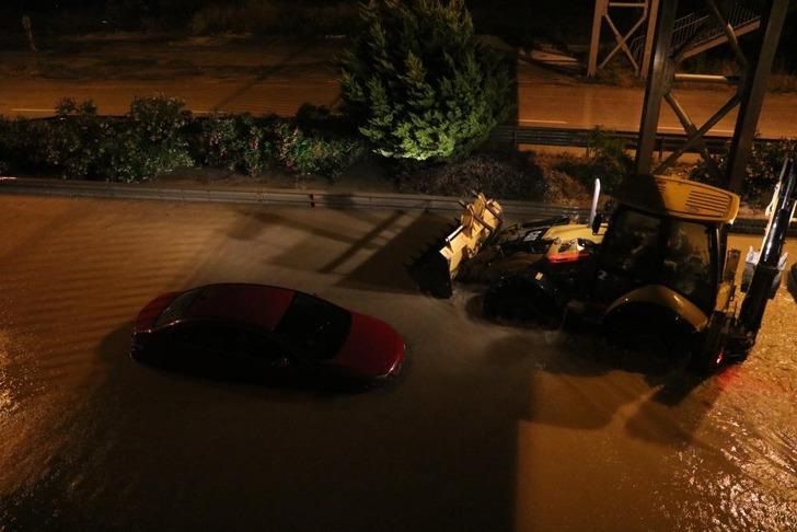 Turuncu kodlu uyarı verilmişti! Hatay'da şiddetli yağış... Caddeler göle döndü, araçlar suya gömüldü 728xauto