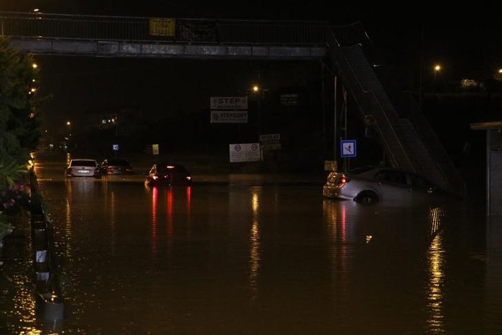 Turuncu kodlu uyarı verilmişti! Hatay'da şiddetli yağış... Caddeler göle döndü, araçlar suya gömüldü 728xauto