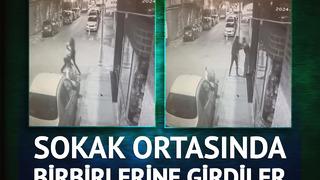 Sultangazi'de yumruk yumruğa kavga! Sokak ortasında böyle birbirlerine girdiler