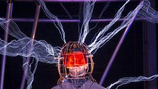 Ölüme meydan okuyor