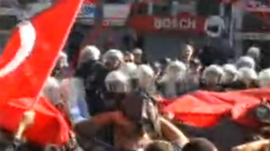 T&uuml;rk bayrağı a&ccedil;an kişiye tekme