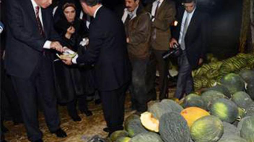 Başbakan gazetecilere elleriyle kavun yedirdi