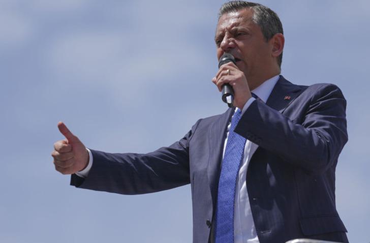 &Ouml;zg&uuml;r &Ouml;zel'den emekli maaşlarıyla ilgili dikkat &ccedil;eken &ccedil;ağrı! 'Yasal d&uuml;zenlemeye bağlayalım'