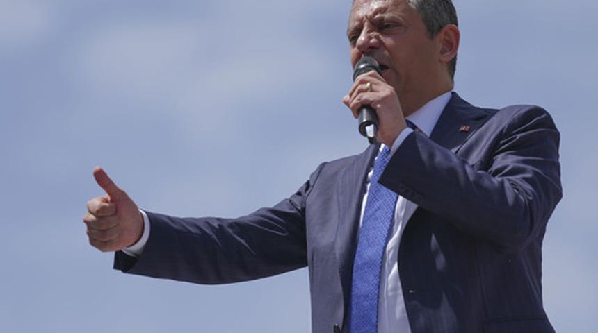 &Ouml;zg&uuml;r &Ouml;zel'den emekli maaşlarıyla ilgili dikkat &ccedil;eken &ccedil;ağrı! 'Yasal d&uuml;zenlemeye bağlayalım'