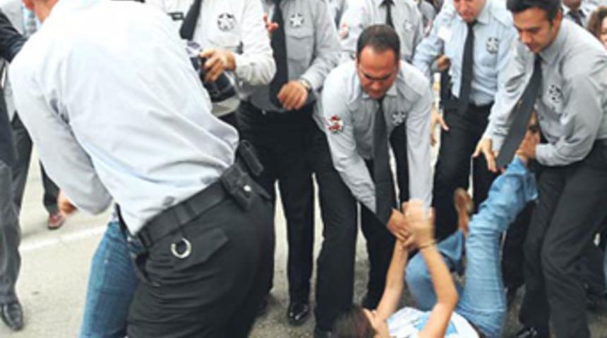 16 özel güvenlik 1 kıza karşı