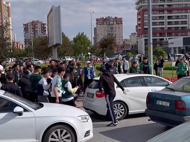 Konyasporlu holiganlar, Galatasaraylı taraftarın arabasına saldırdı!
