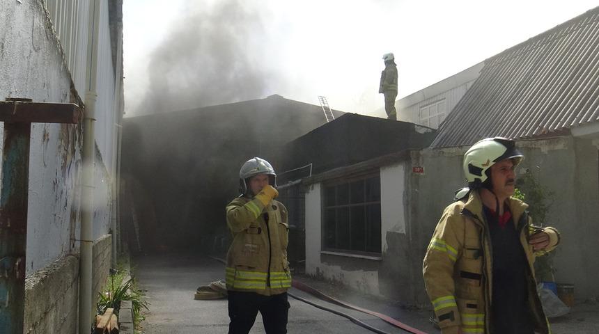 Avcılar'da mobilya fabrikasında yangın çıktı! Yabancı uyruklu işçi mahsur kaldı