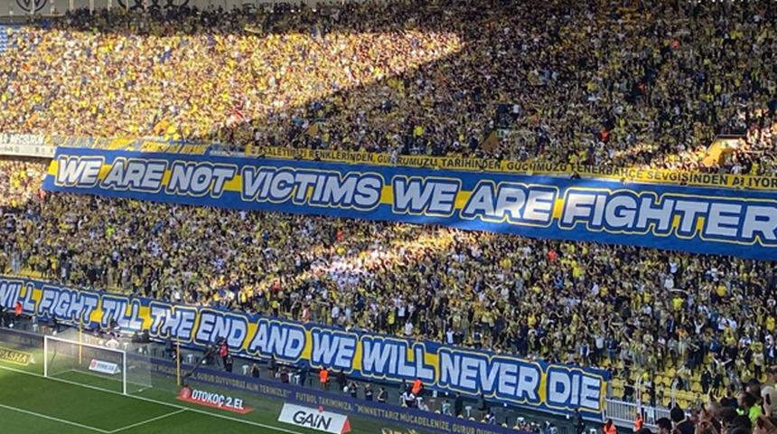 Fenerbahçeli taraftarlardan maç başında olay pankart!