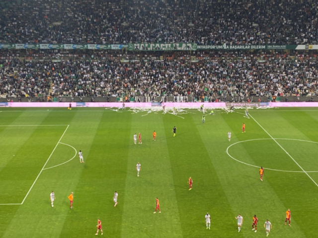 Konyaspor Galatasaray karşılaşmasında maç 3 kez durdu! Tugay Kaan Numanoğlu'ndan talimat