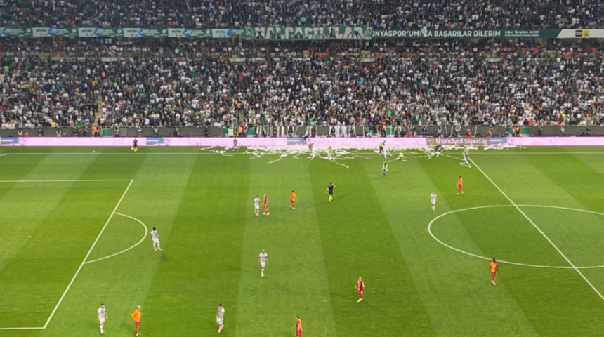 Konyaspor Galatasaray karşılaşmasında maç 3 kez durdu! Tugay Kaan Numanoğlu'ndan talimat