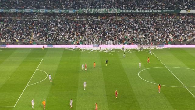 Konyaspor Galatasaray karşılaşmasında maç 3 kez durdu! Tugay Kaan Numanoğlu'ndan talimat