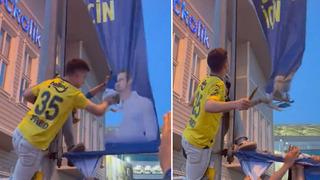 Fenerbahçeli taraftarlar Ali Koç'un posterine bıçakla saldırdı!