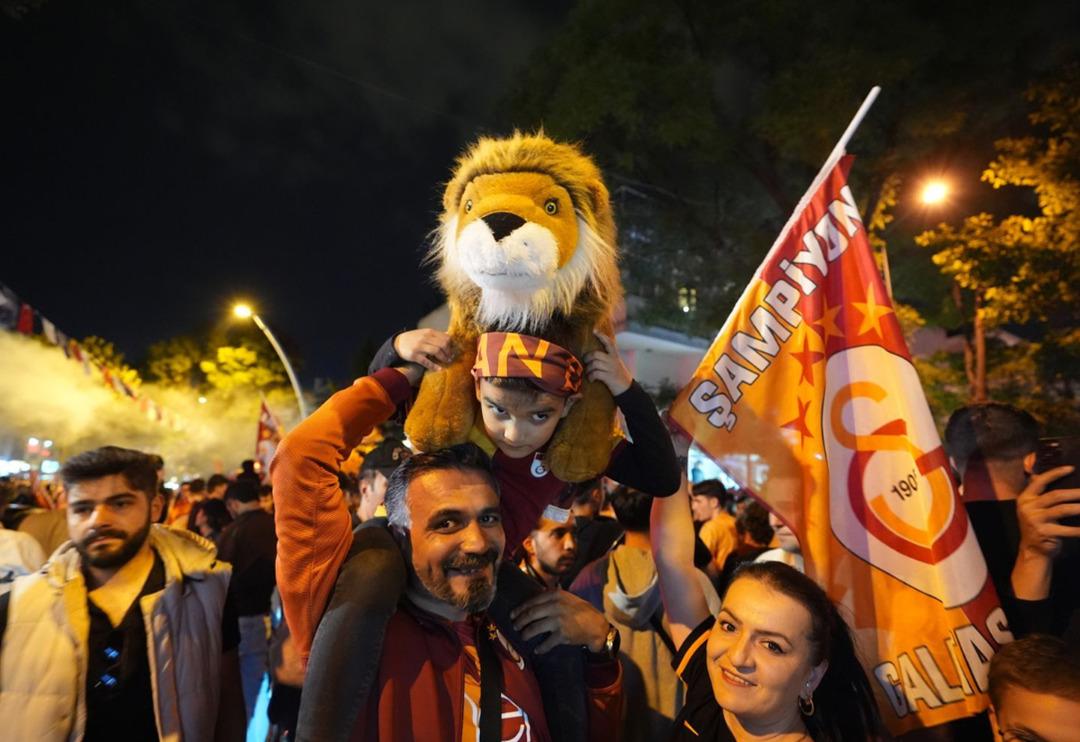 Galatasaraylı taraftarların yanında Fenerbah&ccedil;eli taraftarlar da Florya'da!