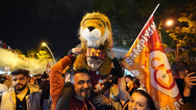 Galatasaraylı taraftarların yanında Fenerbahçeli taraftarlar da Florya'da!