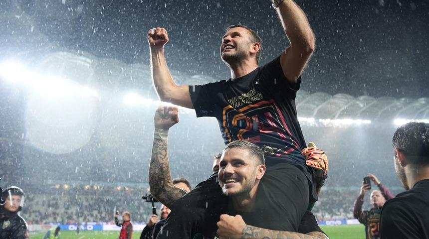 Galatasaray'da Okan Buruk'tan taraftarlara mesaj var!