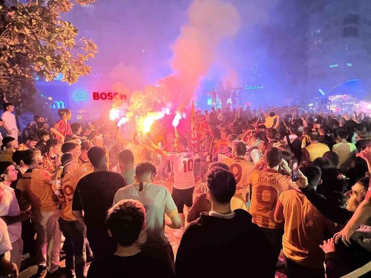 Galatasaraylı taraftarların yanında Fenerbahçeli taraftarlar da Florya'da! G3