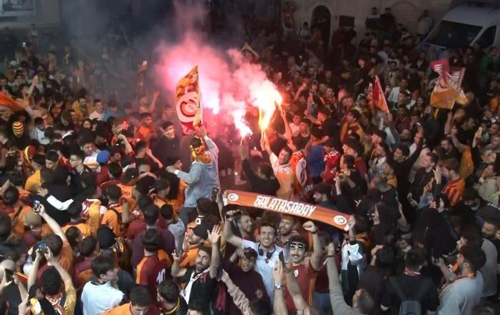 Galatasaraylı taraftarların yanında Fenerbahçeli taraftarlar da Florya'da! G4