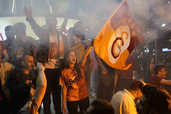 Galatasaraylı taraftarların yanında Fenerbahçeli taraftarlar da Florya'da! G5