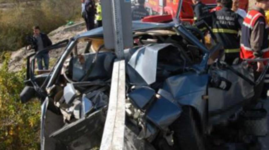 Otomobil k&ouml;pr&uuml;n&uuml;n korkuluklarına saplandı