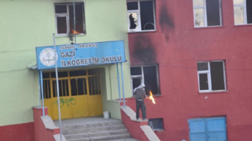 Okulu ateşe verdiler!
