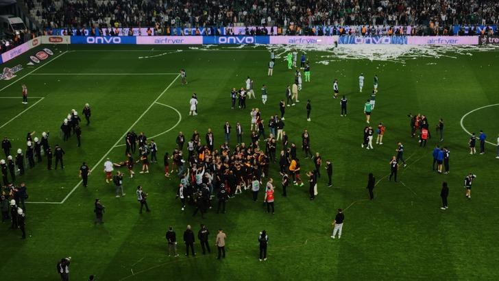 Galatasaray'ın şampiyonluğu sonrası dikkat çeken yazılar! "Analarının ak sütü gibi helal" 728xauto