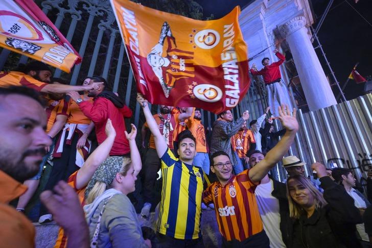 Galatasaraylı taraftarların yanında Fenerbahçeli taraftarlar da Florya'da! G1