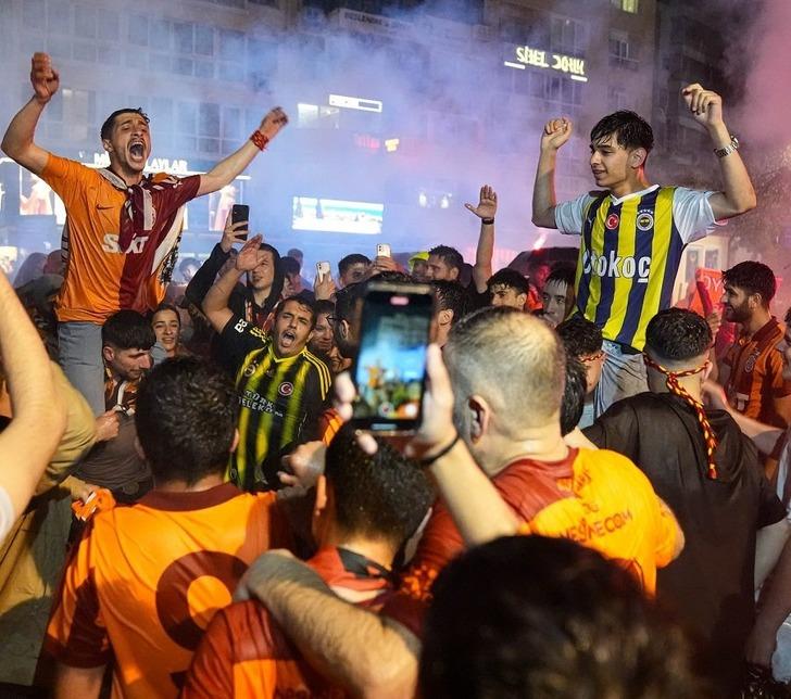 Galatasaraylı taraftarların yanında Fenerbahçeli taraftarlar da Florya'da! G2