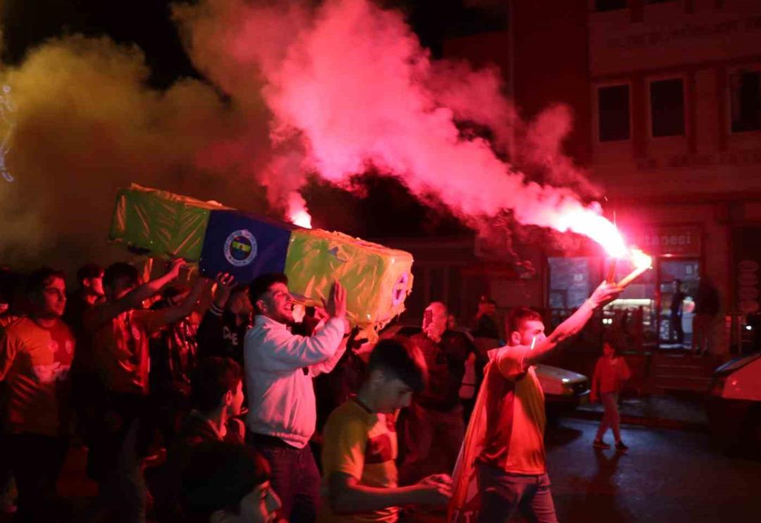 Galatasaraylı taraftarlar Fenerbah&ccedil;e bayraklı tabutla şampiyonluğu kutladı