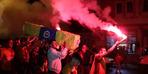 Galatasaraylı taraftarlar Fenerbahçe bayraklı tabutla şampiyonluğu kutladı