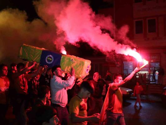 Galatasaraylı taraftarlar Fenerbahçe bayraklı tabutla şampiyonluğu kutladı