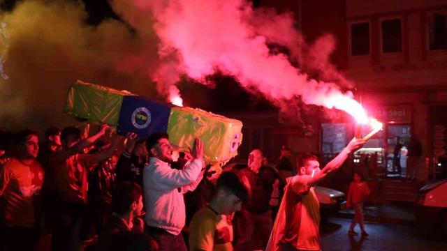 Galatasaraylı taraftarlar Fenerbahçe bayraklı tabutla şampiyonluğu kutladı