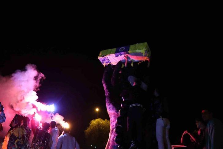 Galatasaraylı taraftarlar Fenerbahçe bayraklı tabutla şampiyonluğu kutladı G1