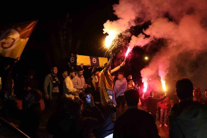 Galatasaraylı taraftarlar Fenerbahçe bayraklı tabutla şampiyonluğu kutladı G2