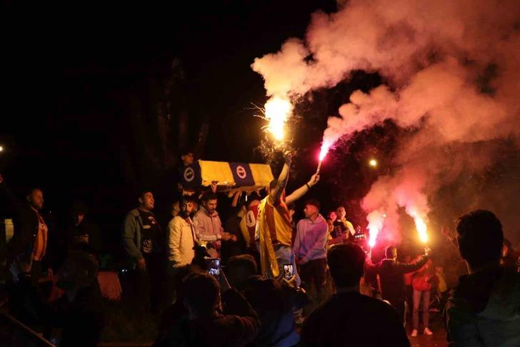 Galatasaraylı taraftarlar Fenerbahçe bayraklı tabutla şampiyonluğu kutladı G3