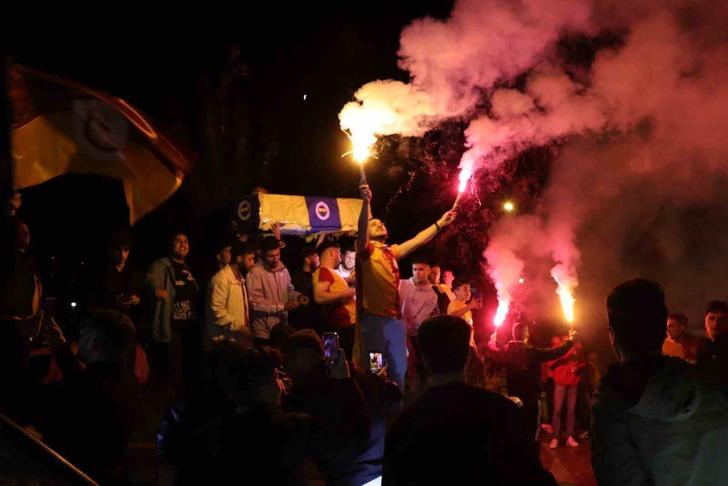 Galatasaraylı taraftarlar Fenerbahçe bayraklı tabutla şampiyonluğu kutladı G4