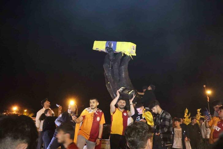 Galatasaraylı taraftarlar Fenerbahçe bayraklı tabutla şampiyonluğu kutladı G5