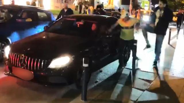 Galatasaray'ın kutlamalarına gölge düştü! Bağcılar'da bir taraftar vuruldu, Kadıköy'de araçlar taşlandı 