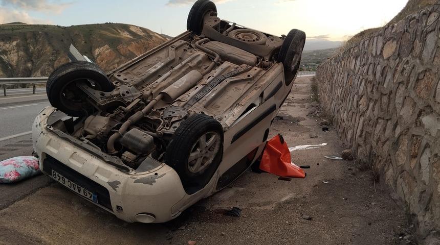 Sivas'ta devrilen hafif ticari araçtaki 1 kişi öldü, 2 kişi yaralandı