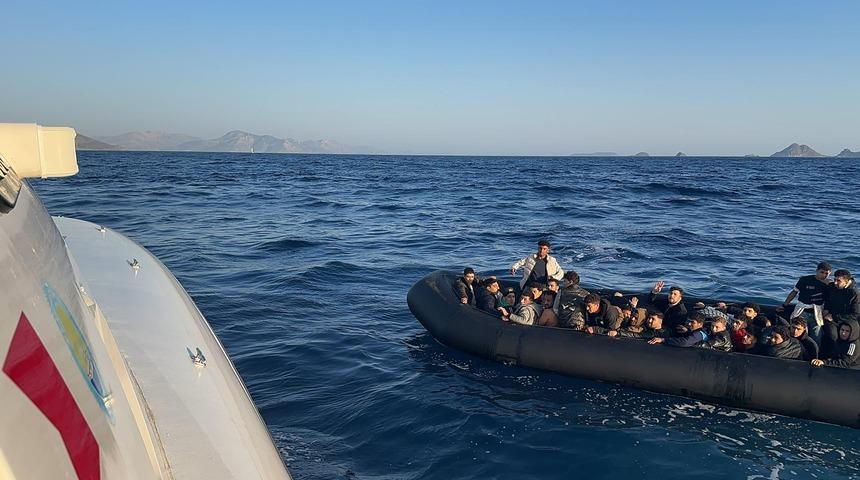 Bodrum açıklarında sürüklenen bottaki 32 düzensiz göçmen kurtarıldı