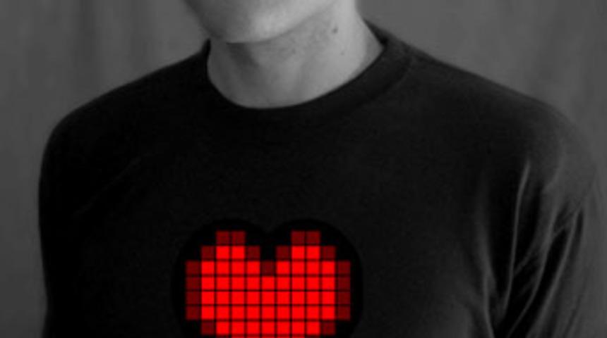 Bu T-shirt kalbinizi dinliyor!