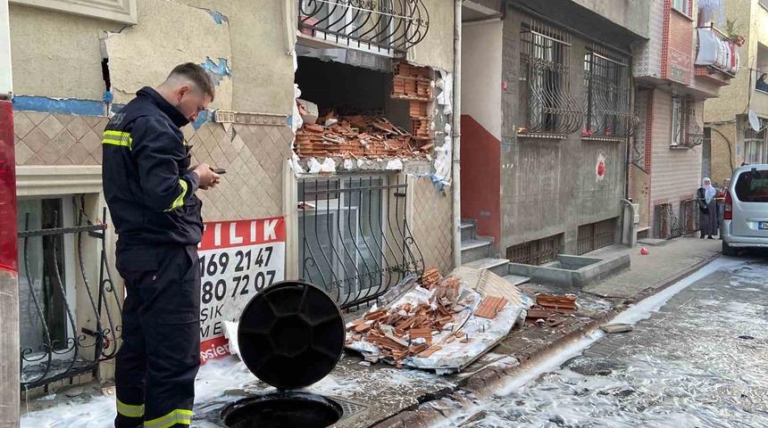 Esenler’de rögar patlaması: 4 katlı binanın giriş dairesinin duvarı yıkıldı