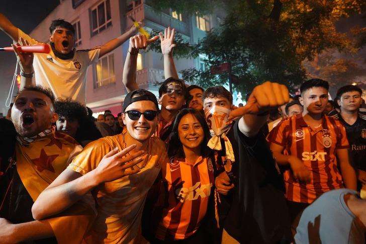 Galatasaray'ın şampiyonluğu sonrası dikkat çeken yazılar! "Analarının ak sütü gibi helal" 728xauto