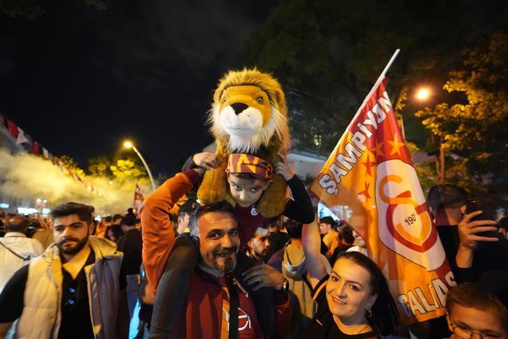 Galatasaray'ın şampiyonluğu sonrası dikkat çeken yazılar! "Analarının ak sütü gibi helal" 728xauto