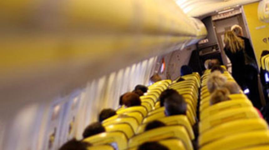 Namaz kılan yolcuya kelep&ccedil;e