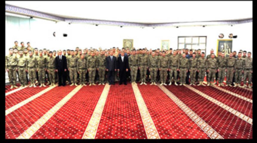 G&uuml;l bayram namazını askerlerle kıldı