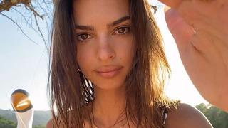 Grand Prix'te Emily Ratajkowski de boy gösterdi! Ceketinin önünü açtı