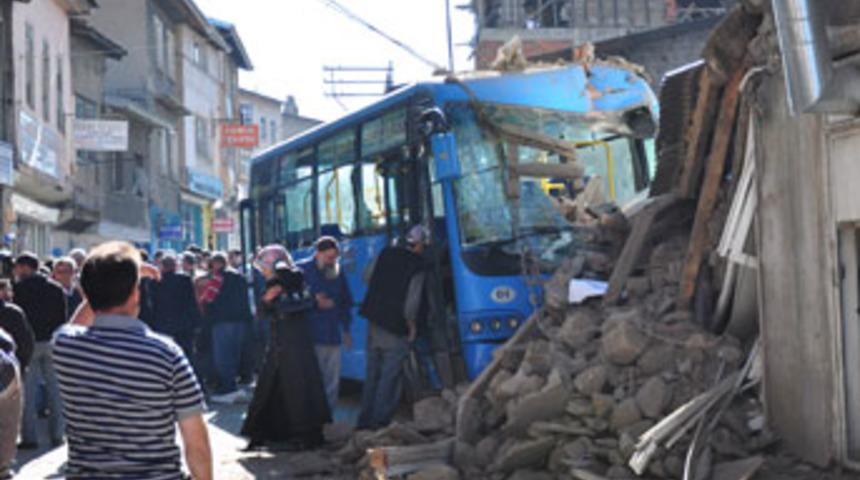 Halk otob&uuml;s&uuml; lokantaya girdi: 12 yaralı